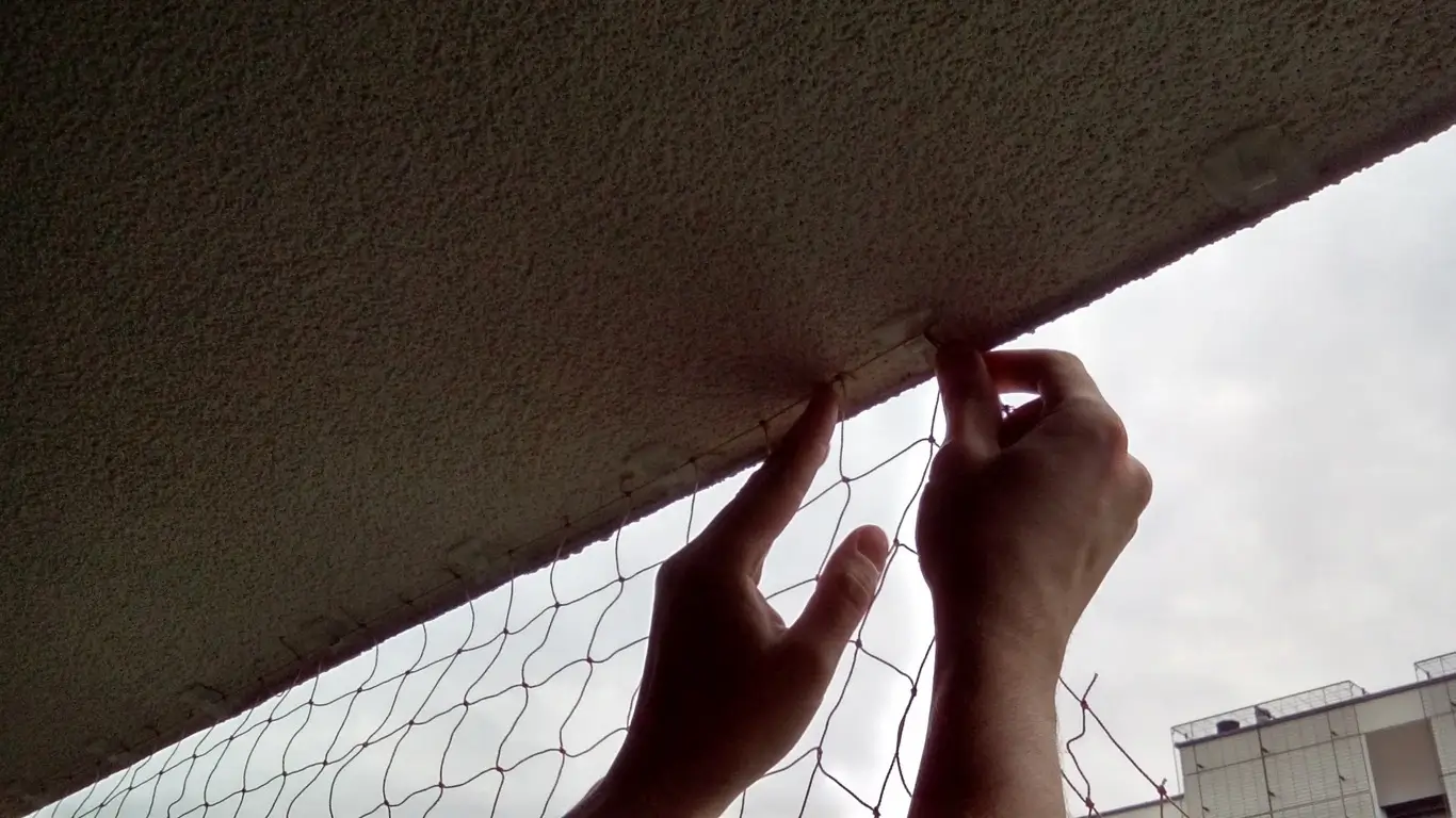 Plasă anti-porumbei pe balcon, montaj fără găurire