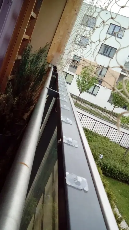 Detaliu cu clemele pentru prinderea plasei pe balcon fără găurire